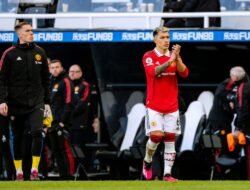 Kritik Pedas Michael Carrick terhadap Keputusan Kartu Merah Lisandro Martinez