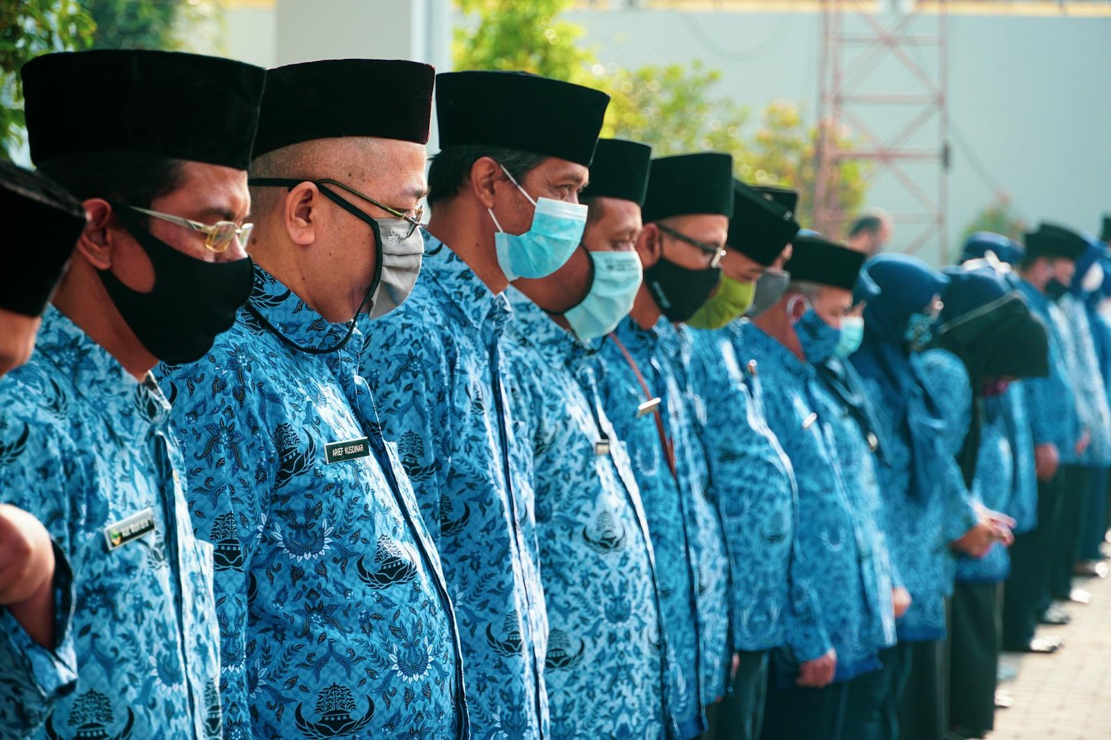 Gambar menampilkan headline berita terbaru terpopuler hari ini tentang politik, hiburan, dan teknologi.
