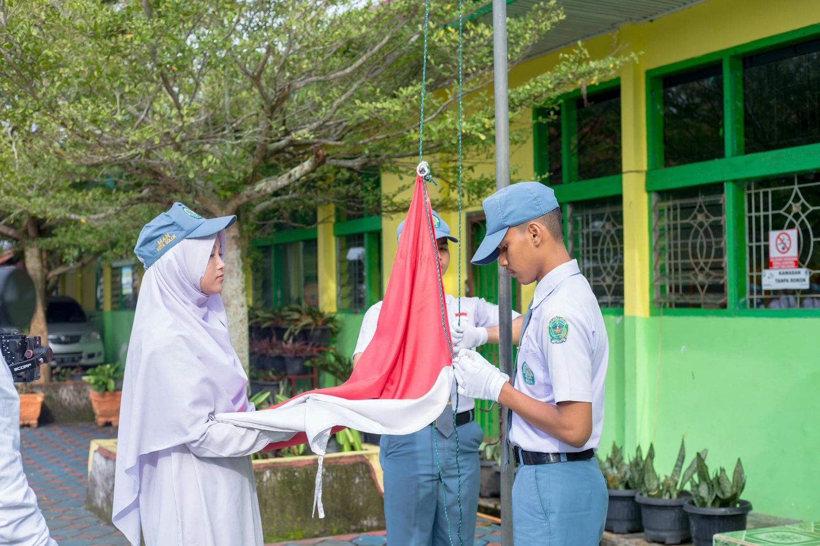 Gambar ilustrasi berita terkini menampilkan judul utama, foto reporter, dan latar kota metropolitan