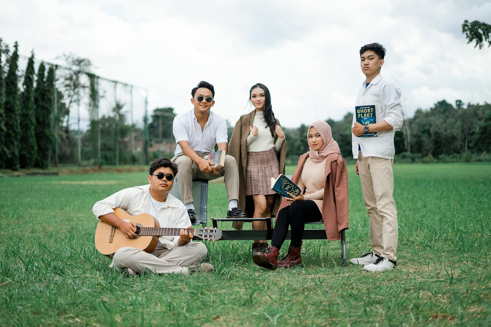 Gambar menampilkan headline berita terbaru terpopuler hari ini dengan ikon berita dan tanggal terkini